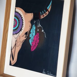 Peinture acrylique représentant un demi-crâne de taureau tribal avec cornes ornées de plumes et de bijoux