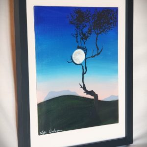 Tableau acrylique Mooncatcher représentant une lune capturée dans les branches d’un arbre au crépuscule