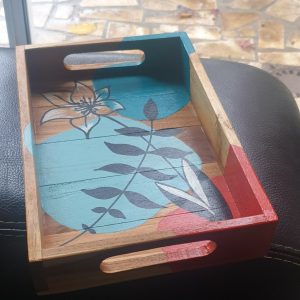 Plateau fleuri en bois peint à la main – décoration artisanale florale